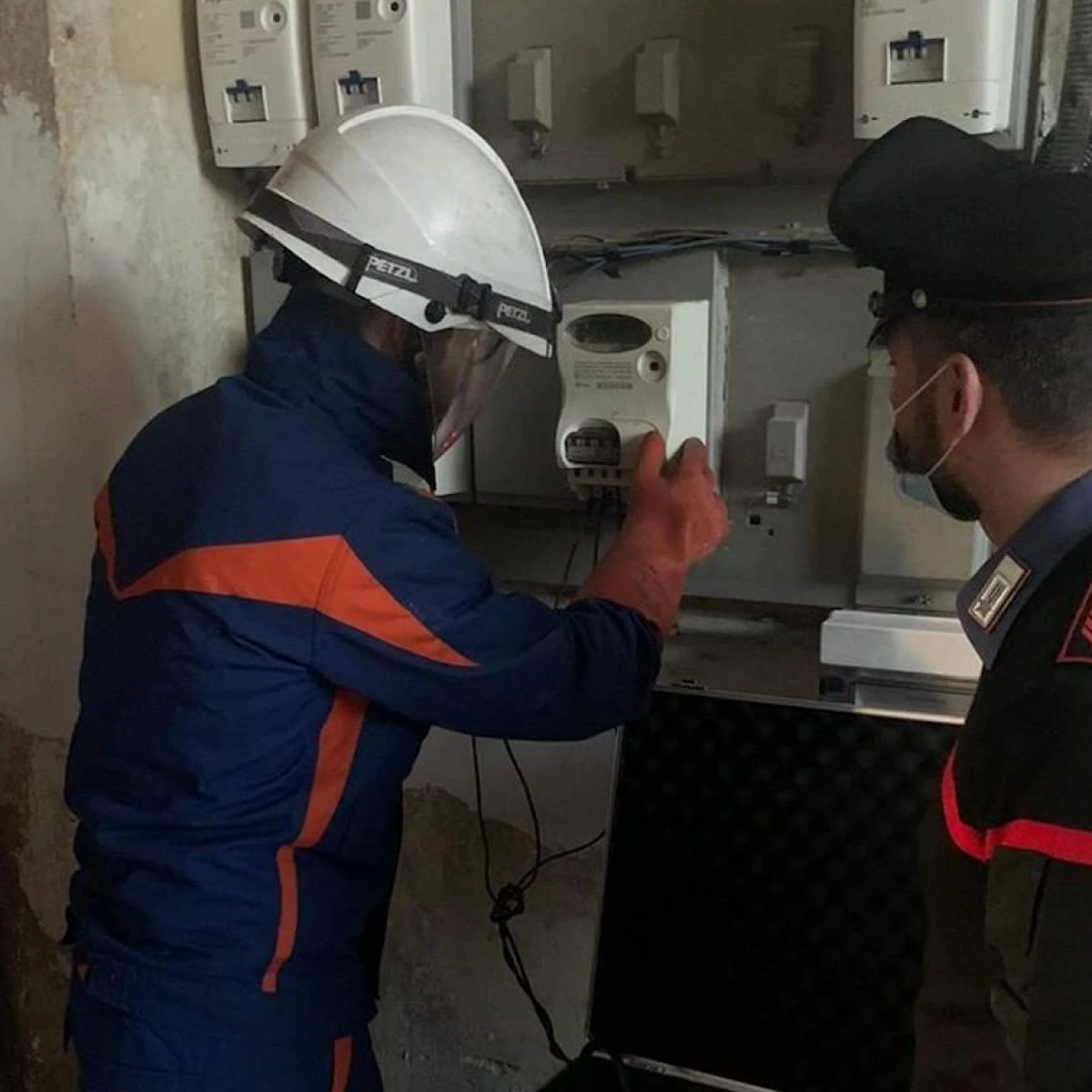 Pizzeria ruba l'energia elettrica nel Napoletano: telecomando per bloccare contatore