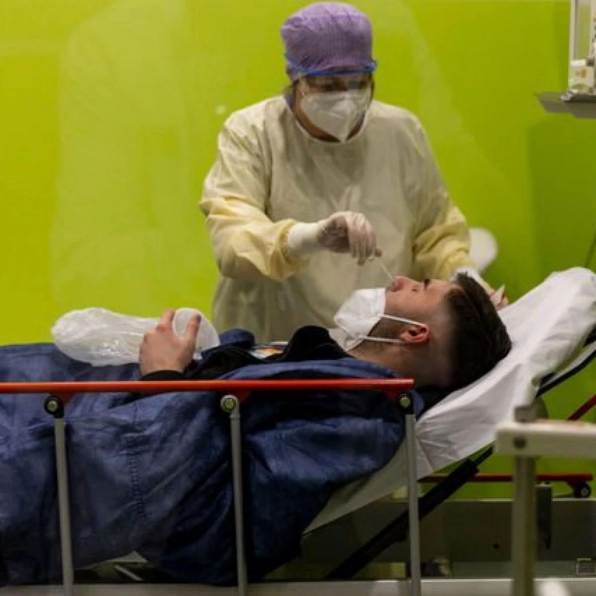 Perché la variante Omicron riempie gli ospedali ma non le terapie intensive
