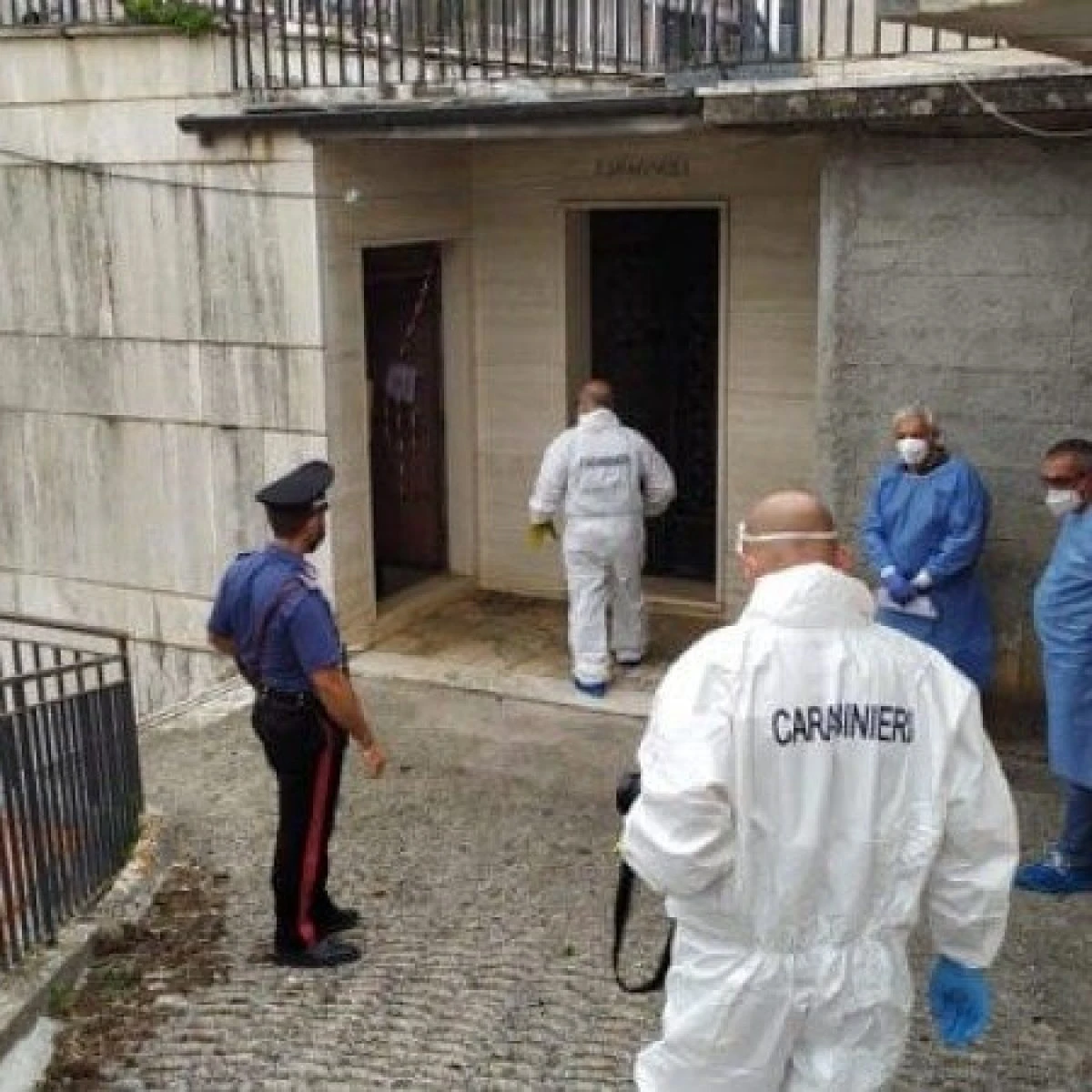 Ossario abusivo nel cimitero di Sezze: resti di salme, casse rotte e cumuli di ossa