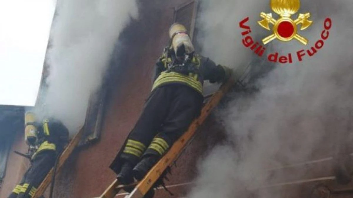 Scoppia un incendio al sesto piano di un palazzo a Milano: muore una donna