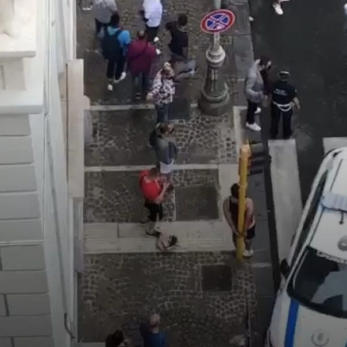 Salerno, picchia la fidanzata minorenne: uomo ammanettato a un semaforo