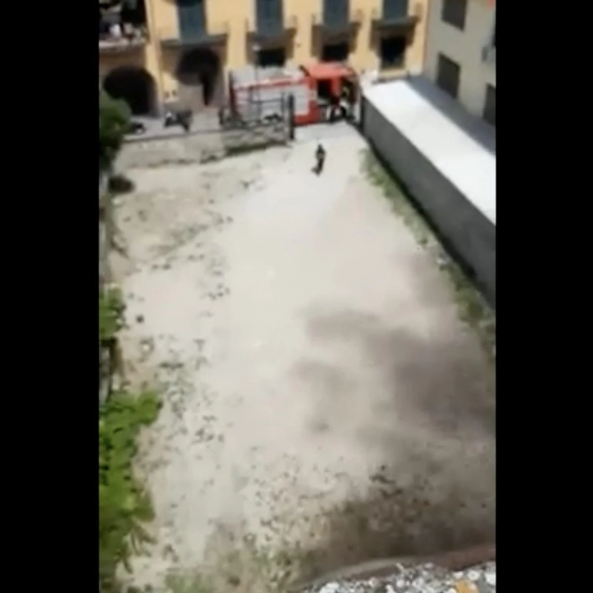 Incendio a Napoli, a fuoco capannone con bombole di gas: evacuato un edificio