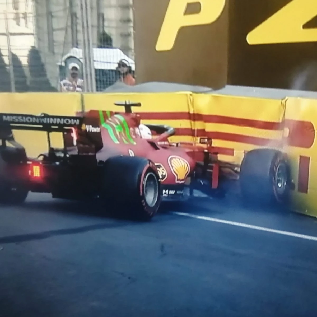 Leclerc a muro anche nelle libere del GP di Baku: distrutta l’ala anteriore della sua Ferrari