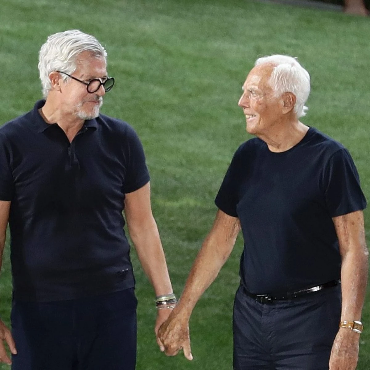 Armani per la prima volta chiude la sfilata a Milano con Leo Dell’Orco: sarà il suo successore?