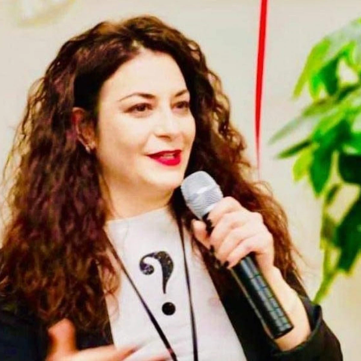 Minacce per non vendere il libro di Giorgia Meloni: sotto protezione