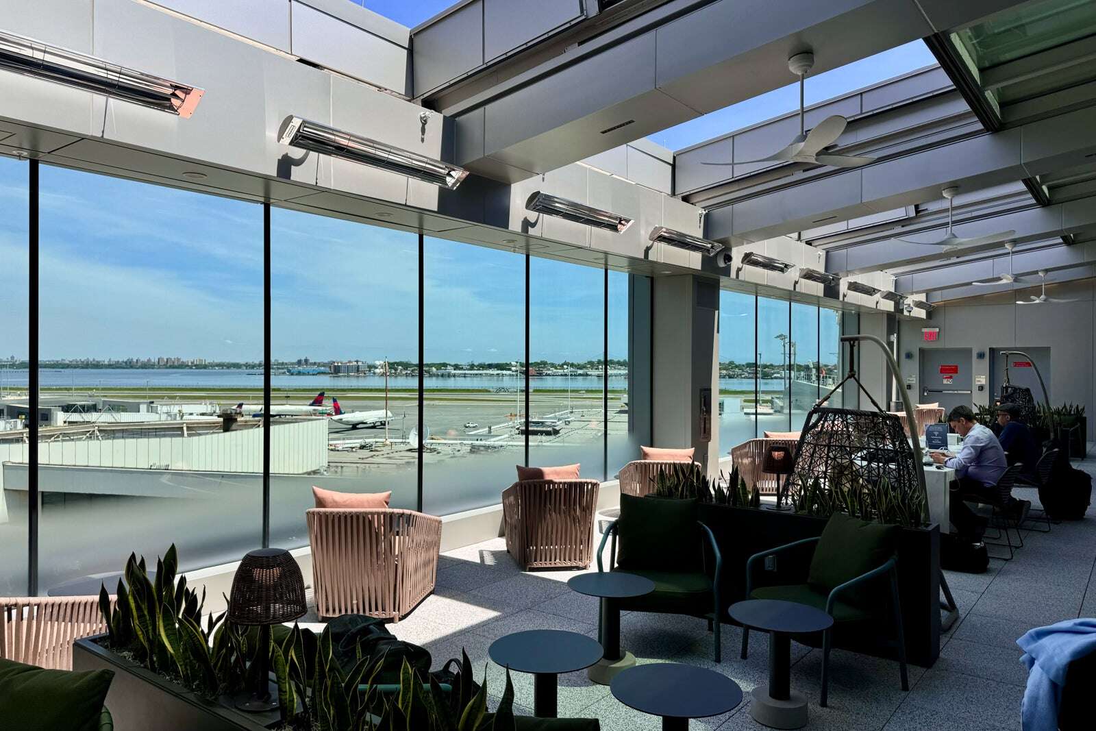 Delta debuts stunning Sky Club expansion in LaGuardia, adds Sky Deck to its largest club yet