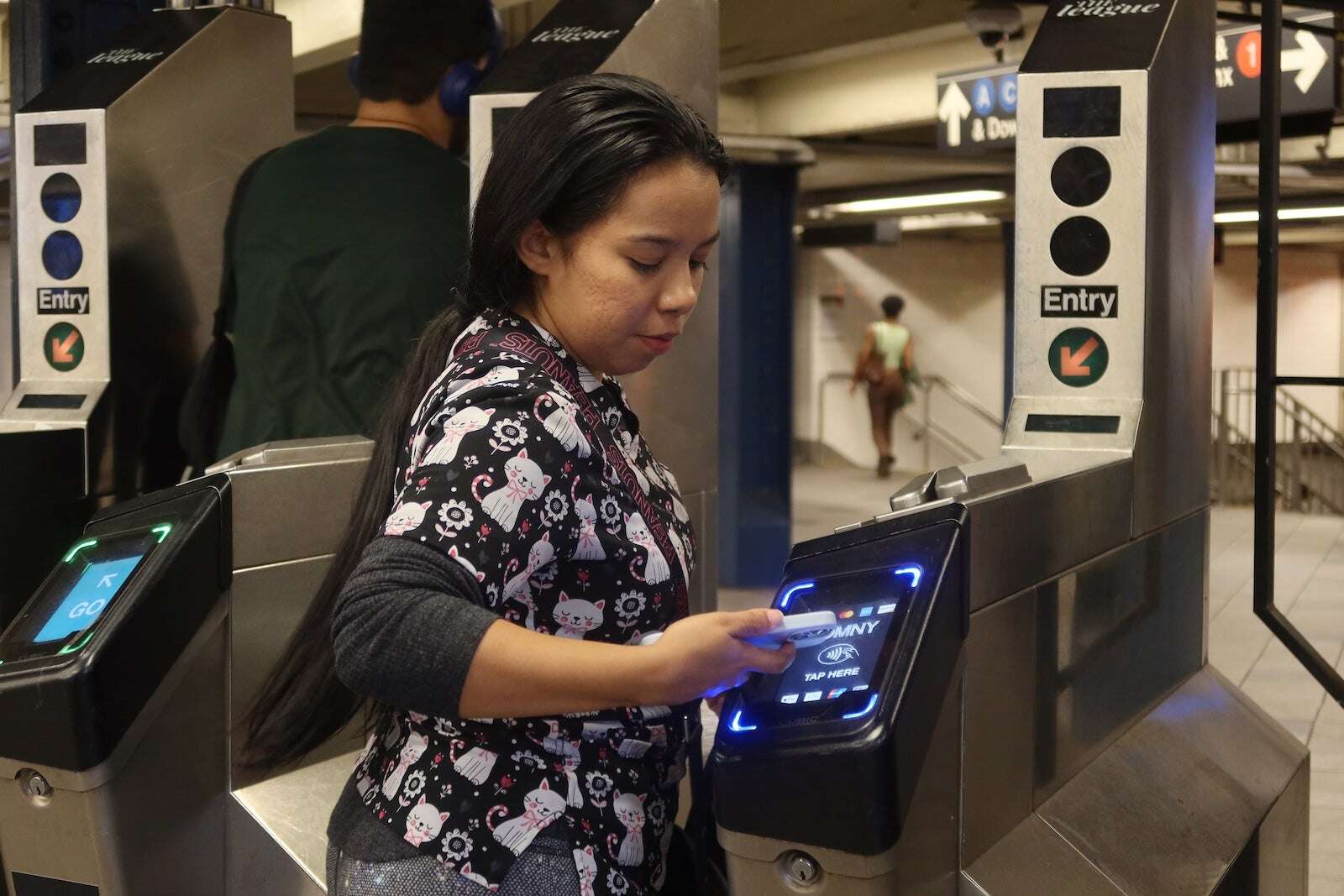 Tap-and-go payment for subway, train and bus riders finally coming to NYC area by 2025