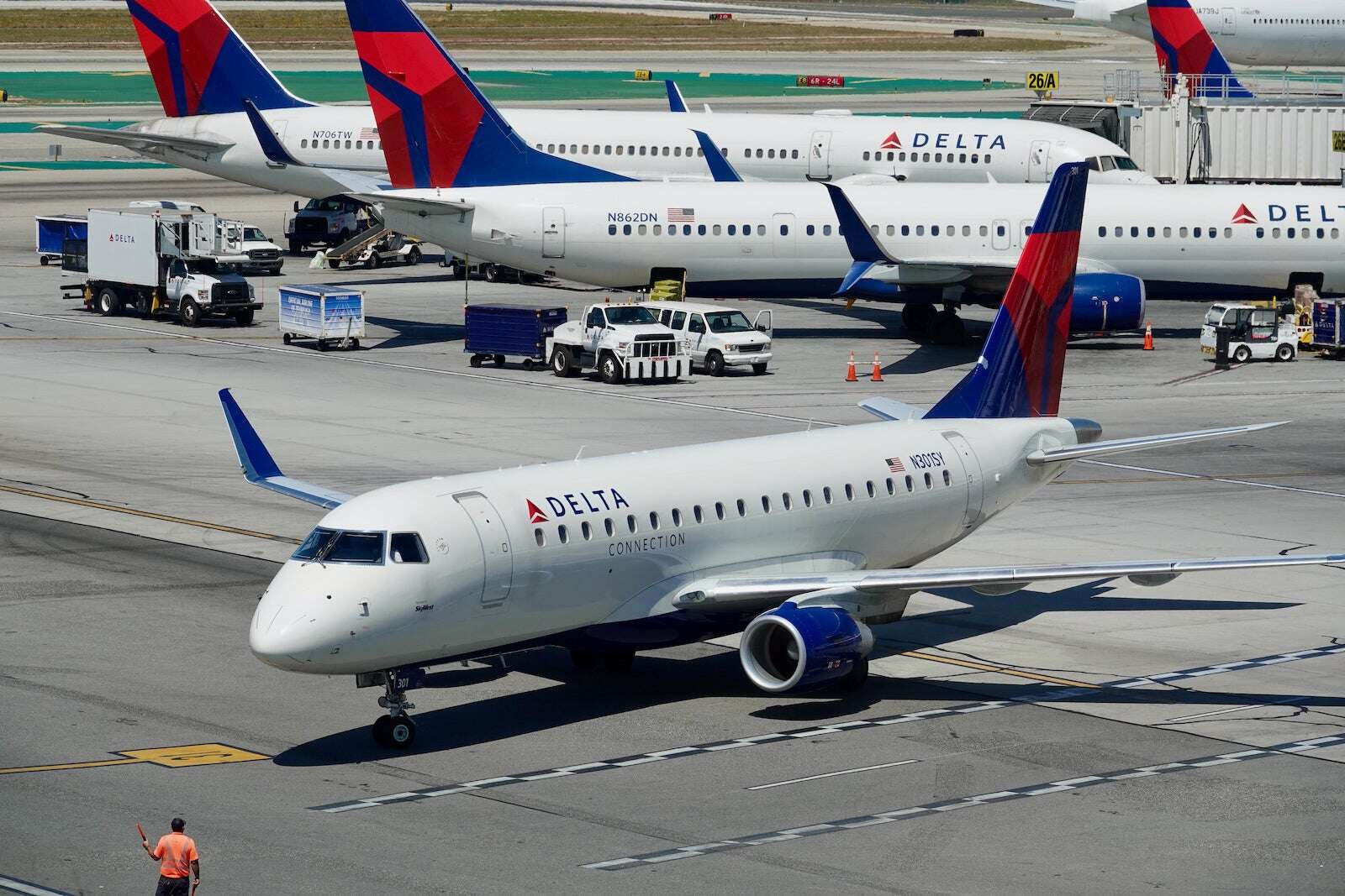 Delta drops final 2 transcon routes from New York LaGuardia, shortest flight from Miami