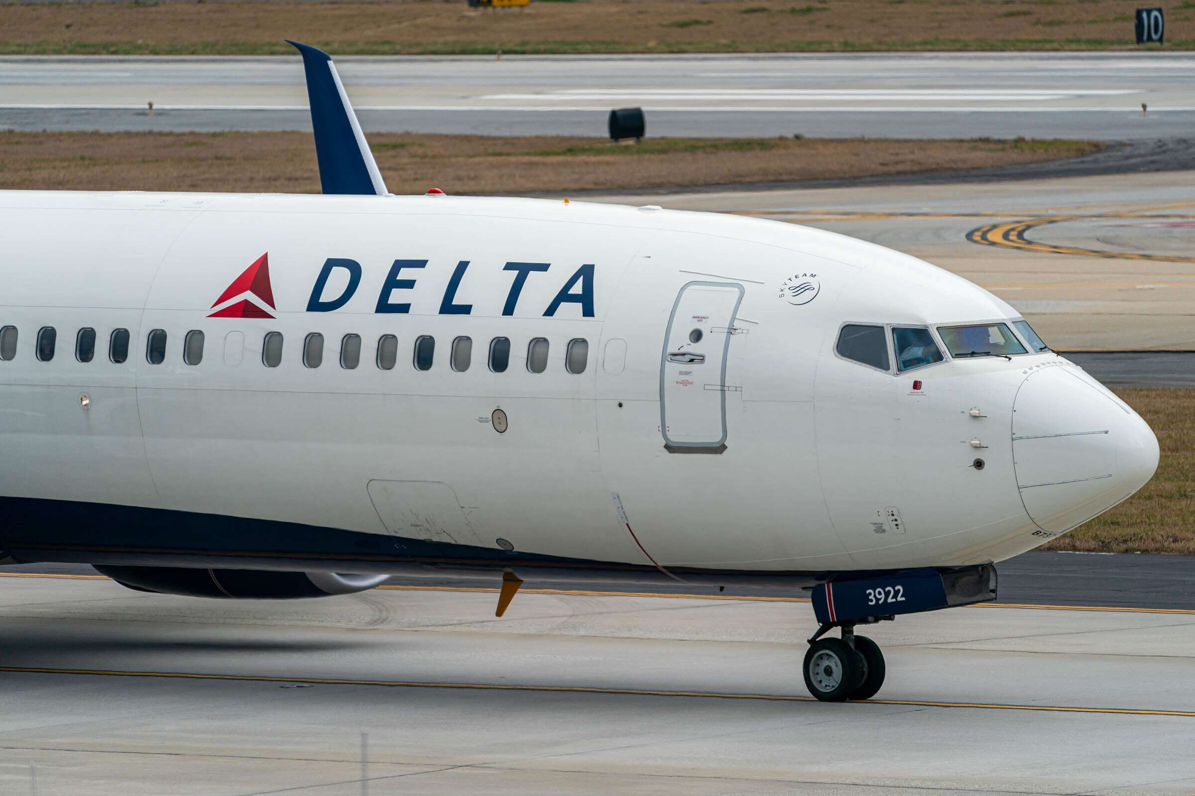 Delta gives staff 5% raise and hikes minimum starting salary