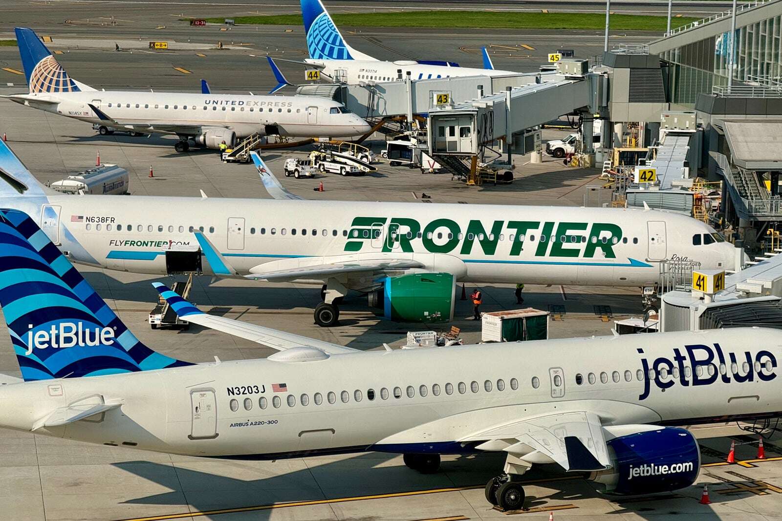 Frontier Airlines now offering free bags for cardholders