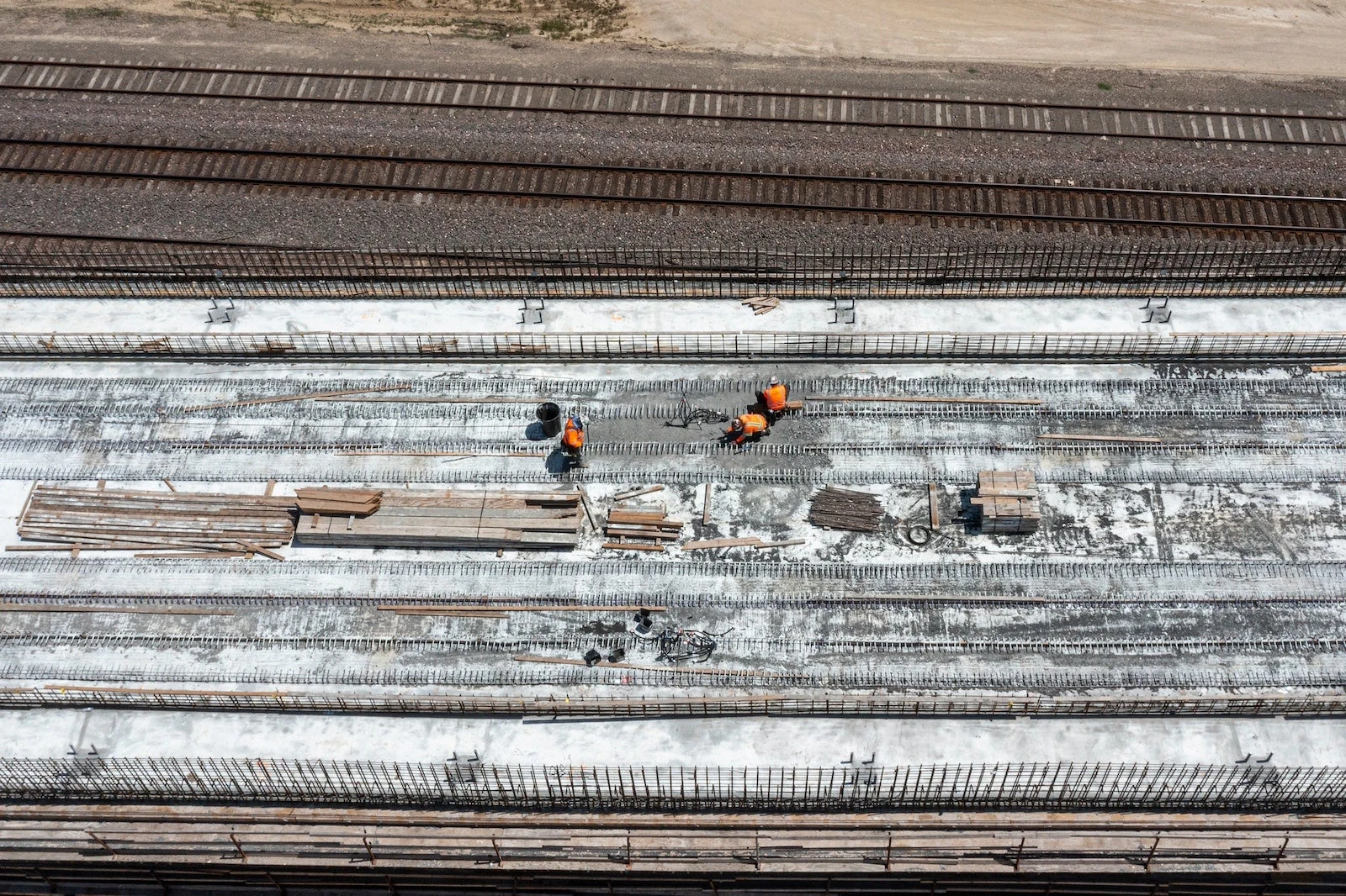 A plan to link Brightline West and California’s bullet train picks up steam