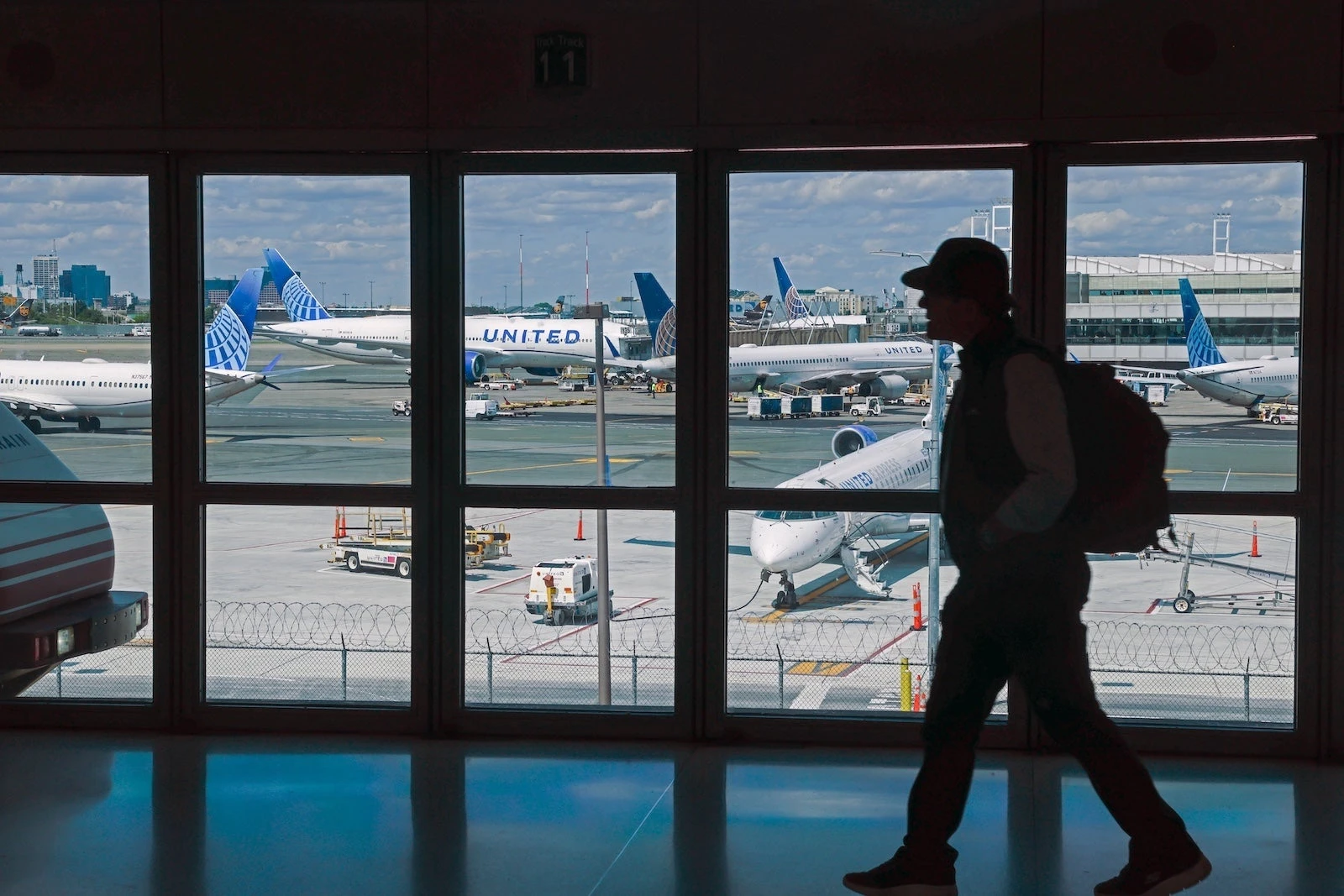 United touts cheap Newark flights, less chaos as key runway reopens early
