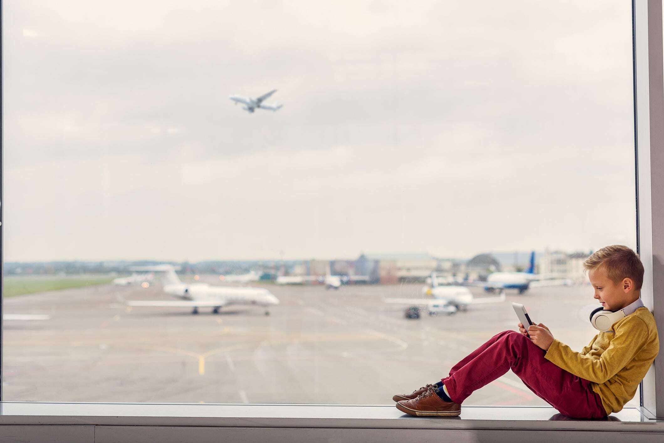 Can kids fly alone? Everything you need to know about unaccompanied minor flights