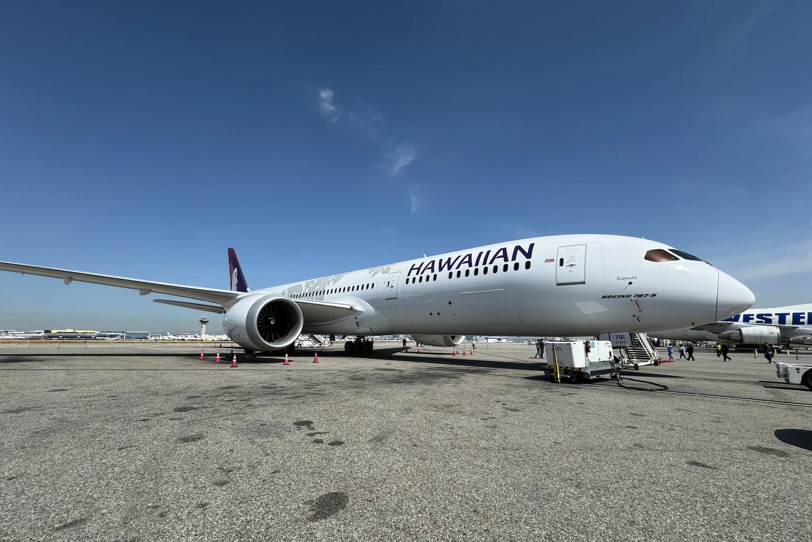 Alaska Airlines orders more Boeing 787s, to open Dreamliner base in Seattle