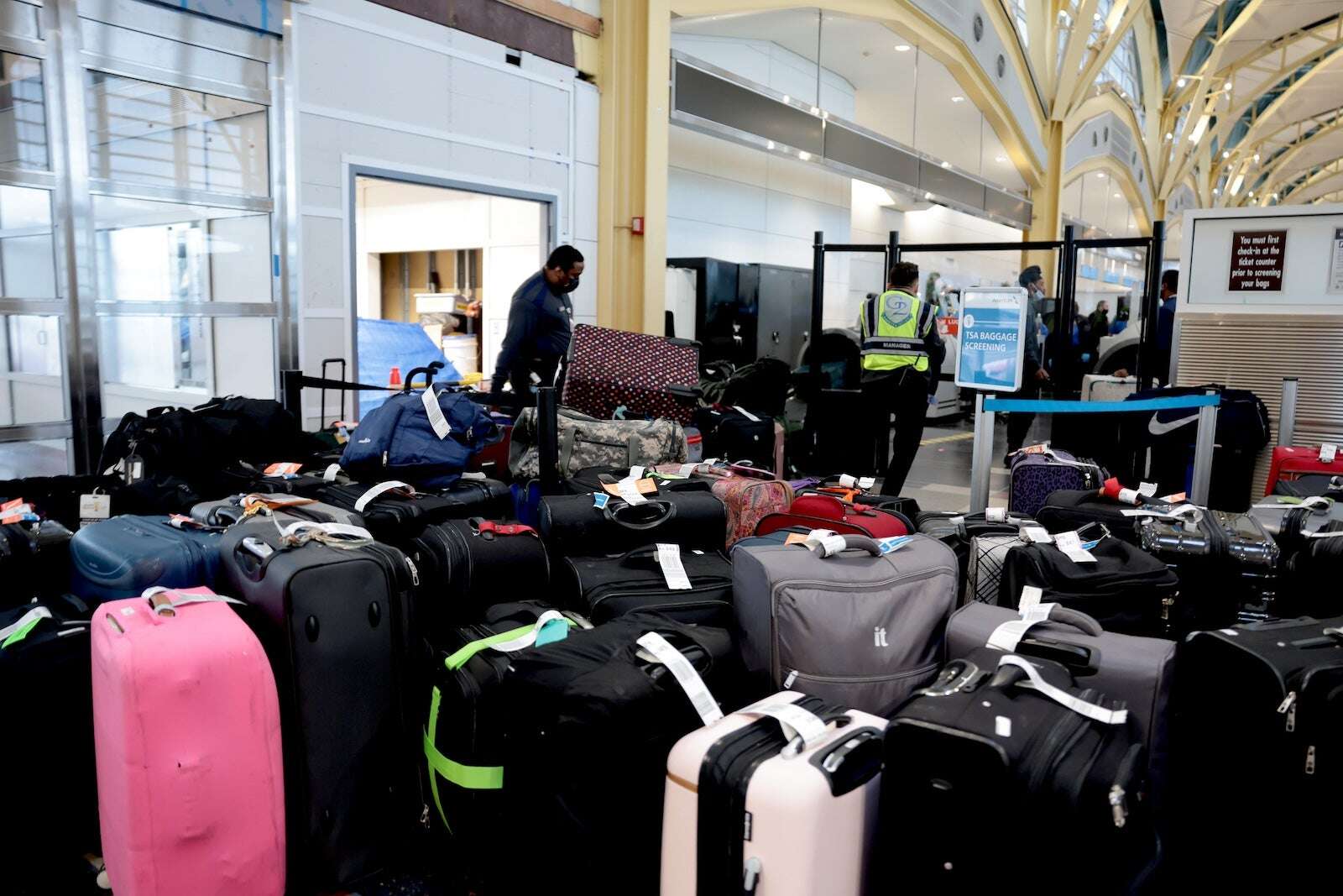 Which airlines offer luggage tracking services?