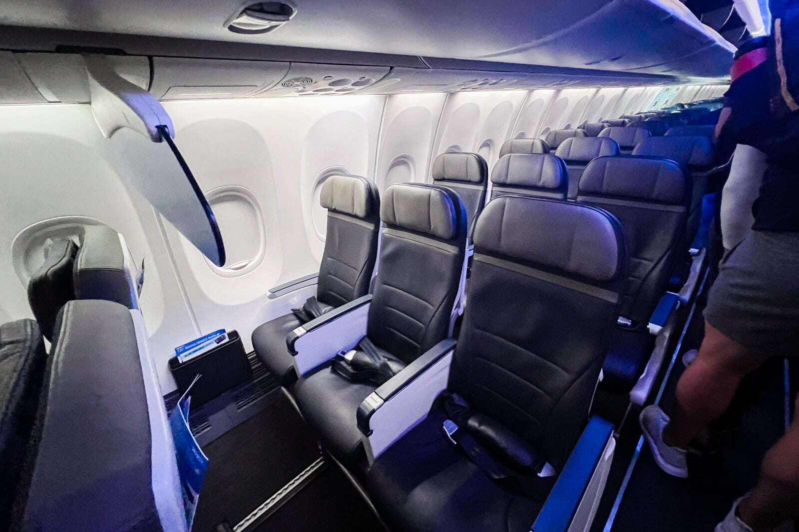 8 reasons why you should always sit in an aisle seat on planes