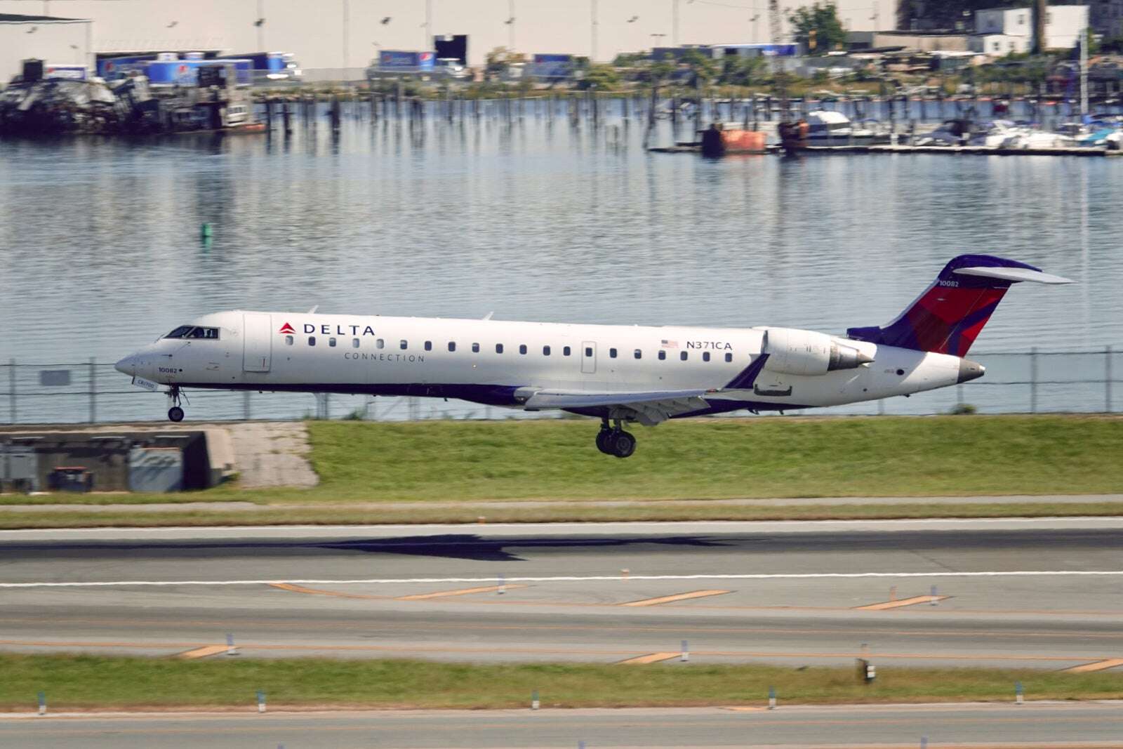 Delta joins United in debuting special CRJ-550 regional jet with walk-up bar