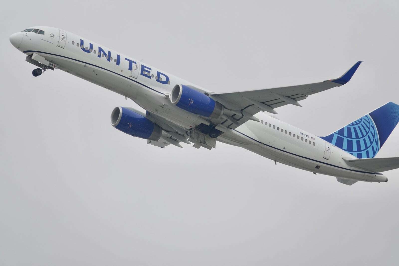 FAA steps up oversight at United as experts urge air travel remains safe