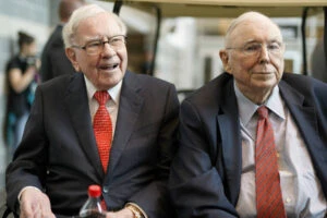 Warren Buffett warns about Wall Street pundits in his letter