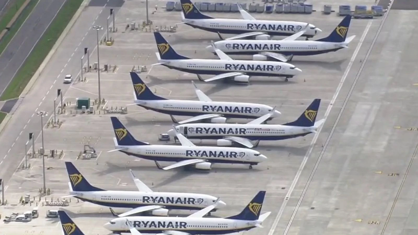 Ryanair accuses PM of travel 'shambles' and demands vaccine-led approach
