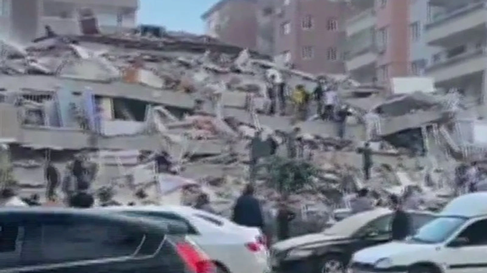 Quake reduces building to rubble in Izmir