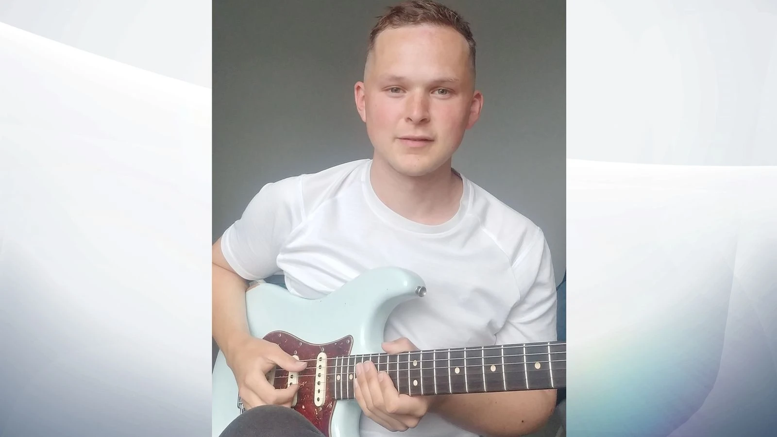 White Stripes star tracks down busker in the best way to replace his broken guitar