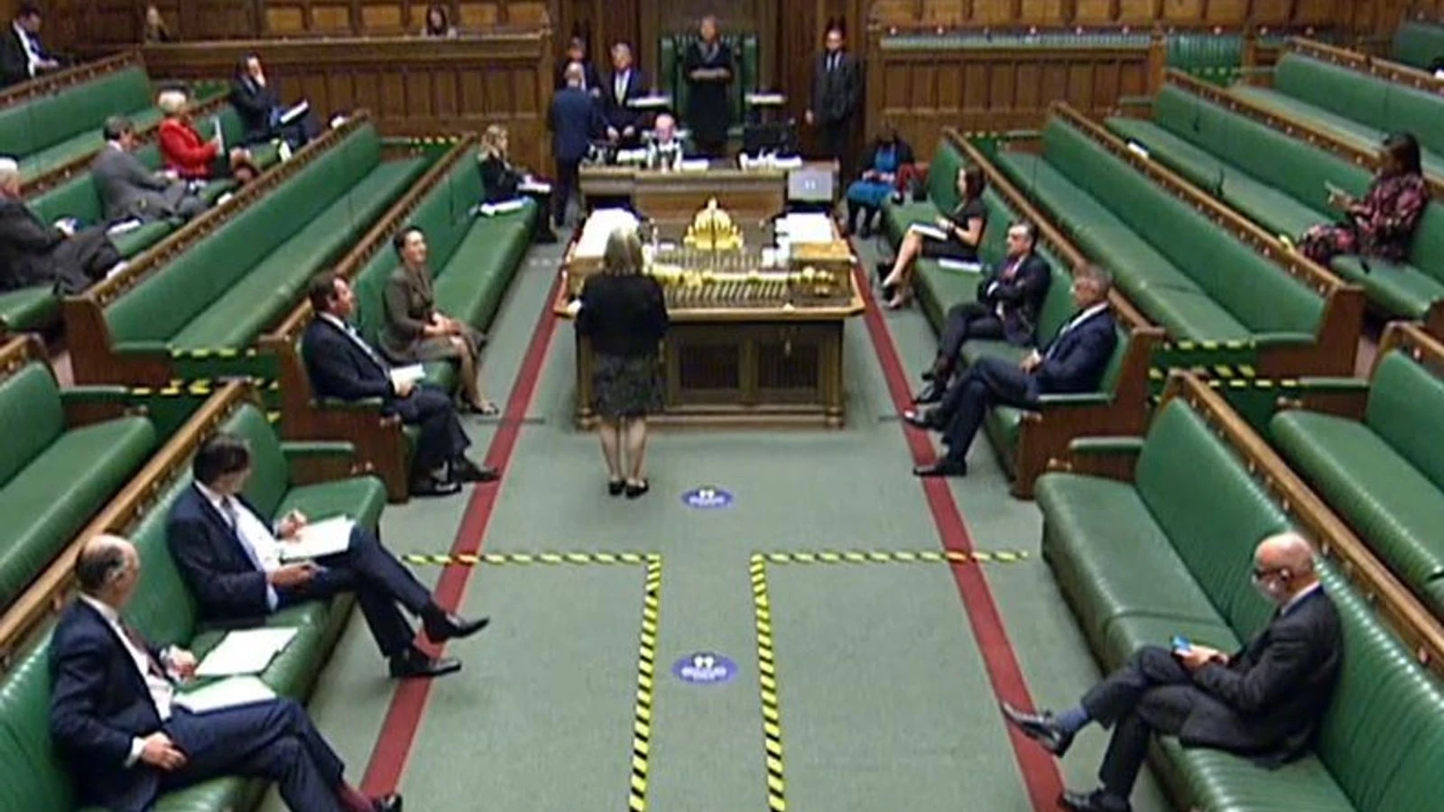 Govt wins 'symbolic' vote on 10pm curfew