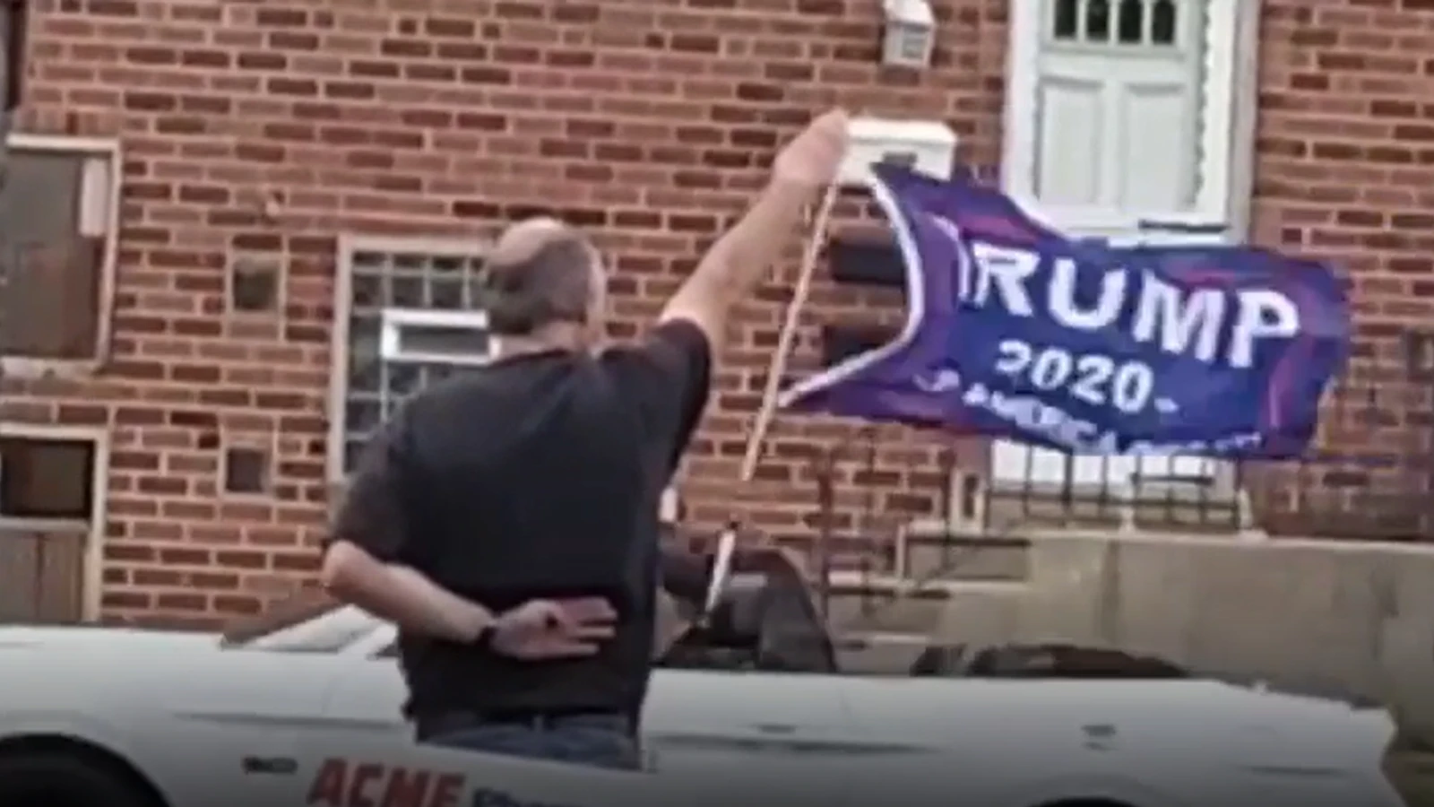 Man gives Nazi salute to passing Trump supporters