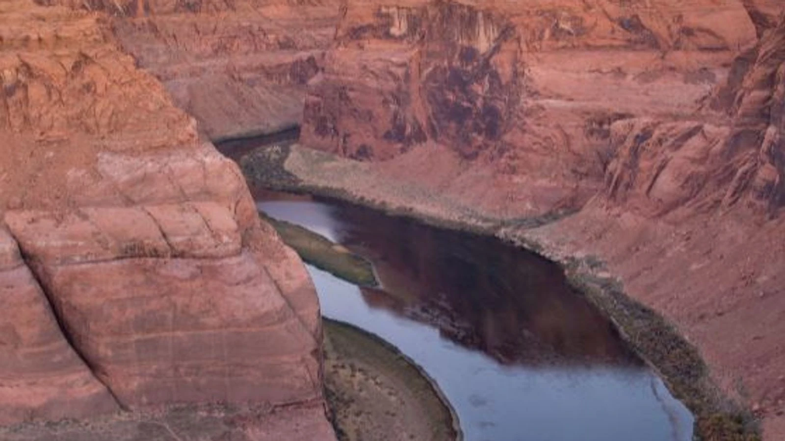 Man falls to his death taking photos on a cliff in national park