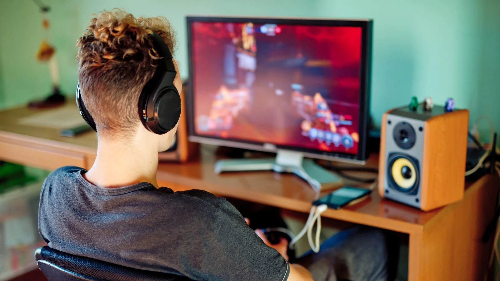 Young people told to isolate 'should be offered free mobile data and gaming'
