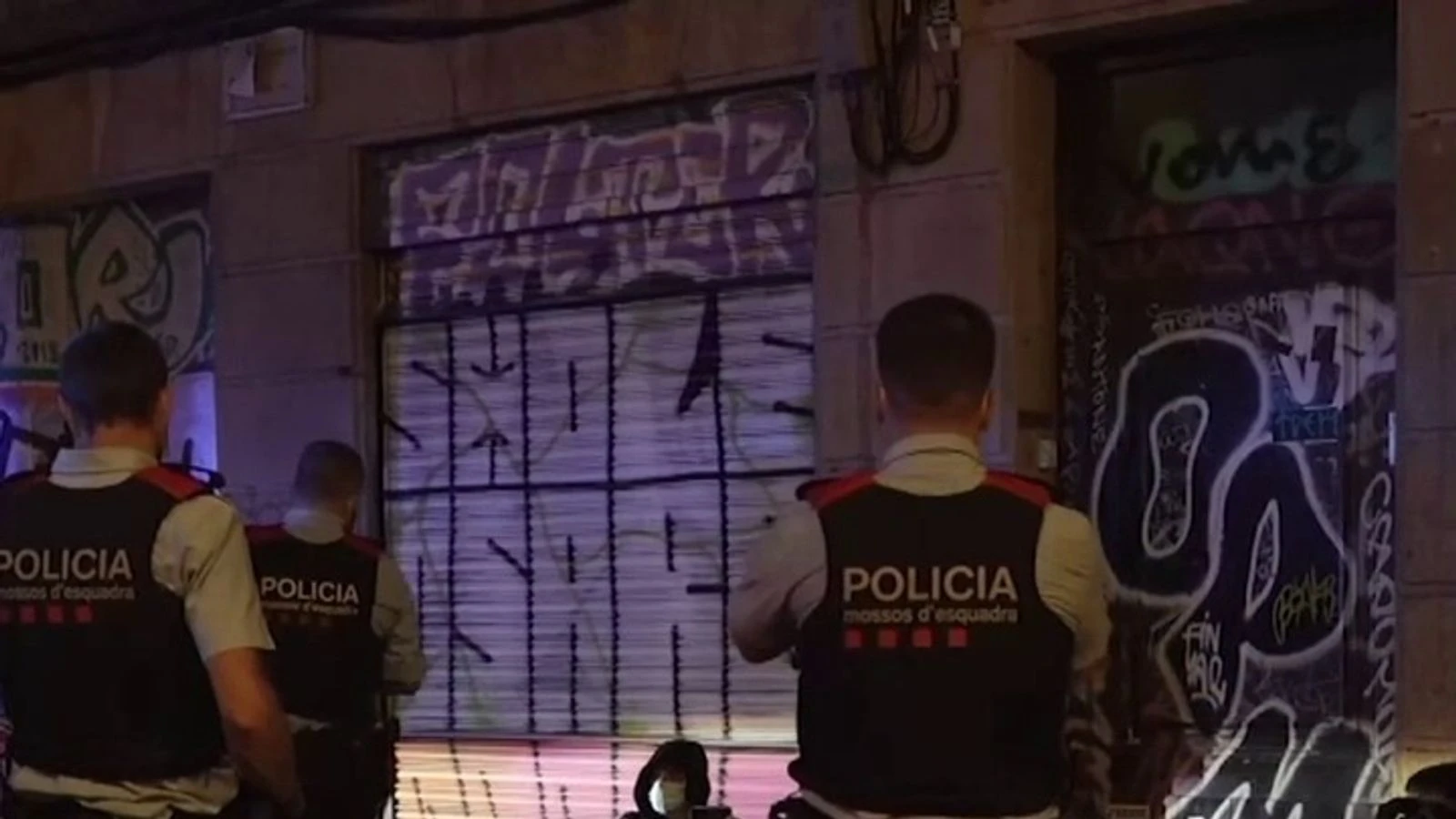 People run from police as curfew enforced in Barcelona