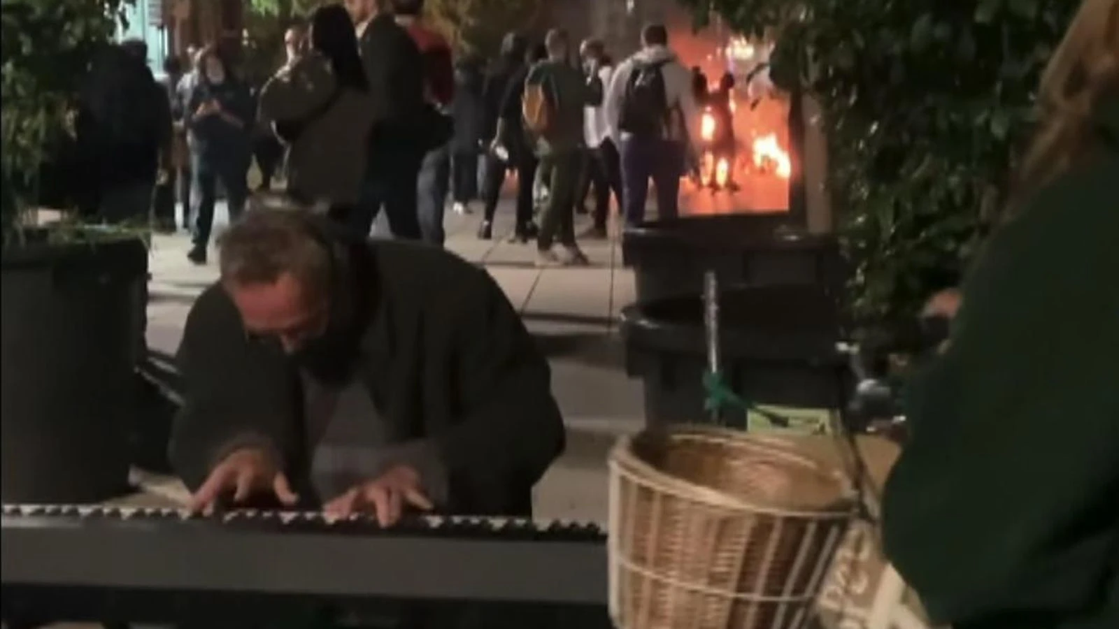 Pianist continues playing amid chaos of anti-lockdown protest