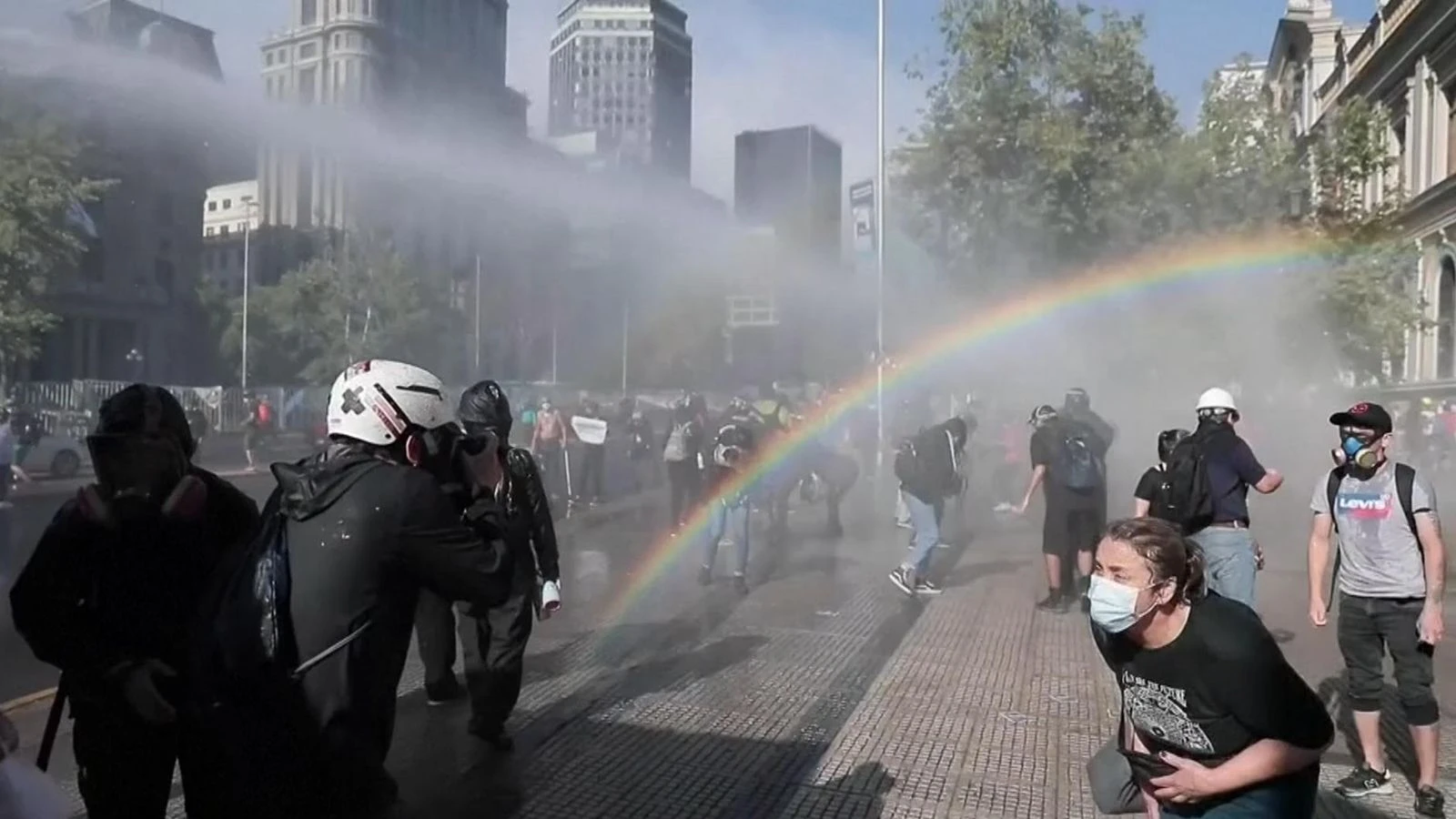 Chile protesters face water cannon
