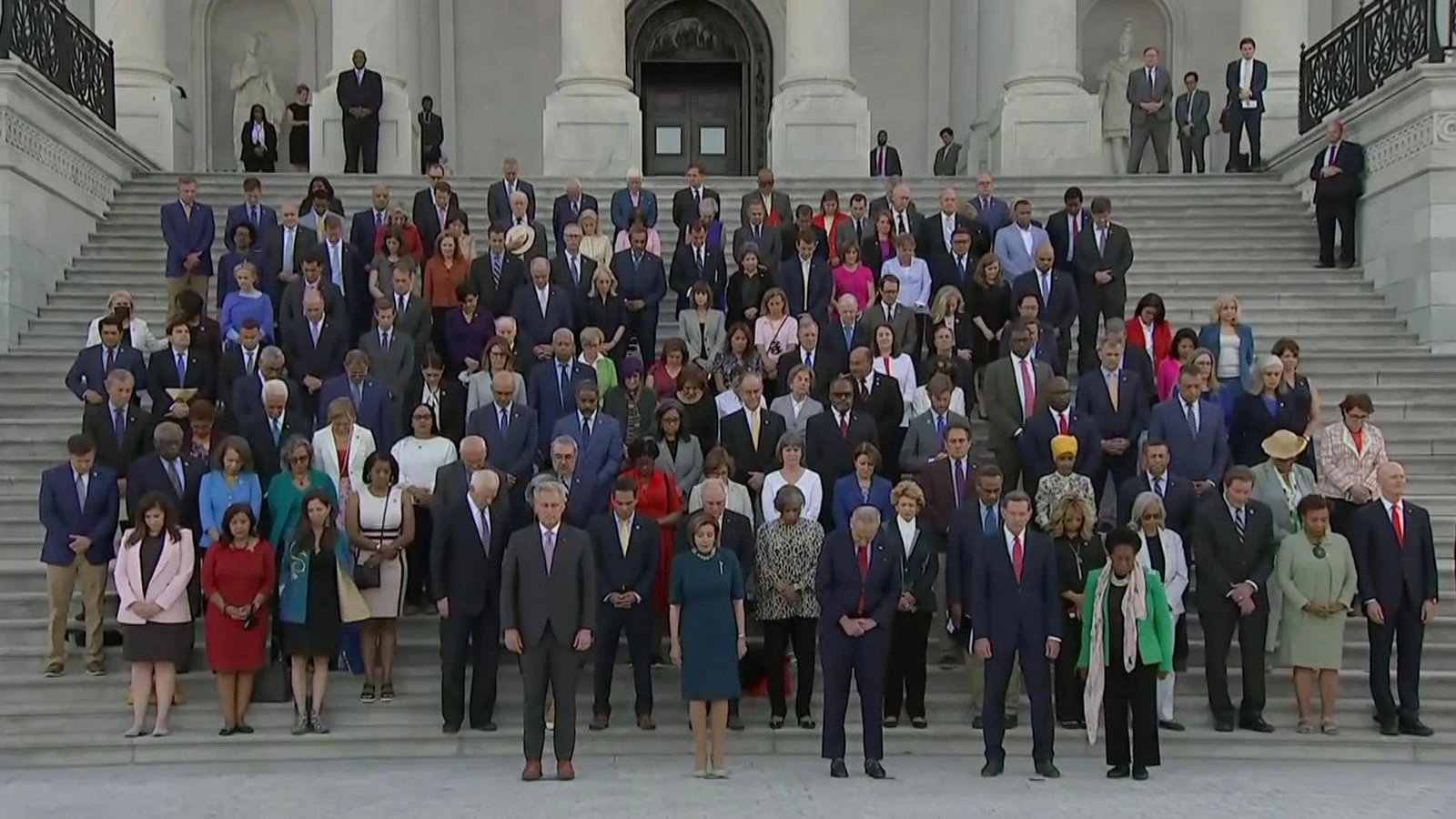 Moment of silence held for US COVID deaths