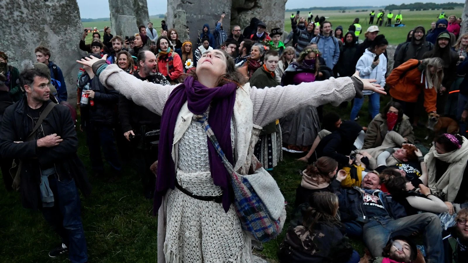 People welcome summer solstice at Stonehenge