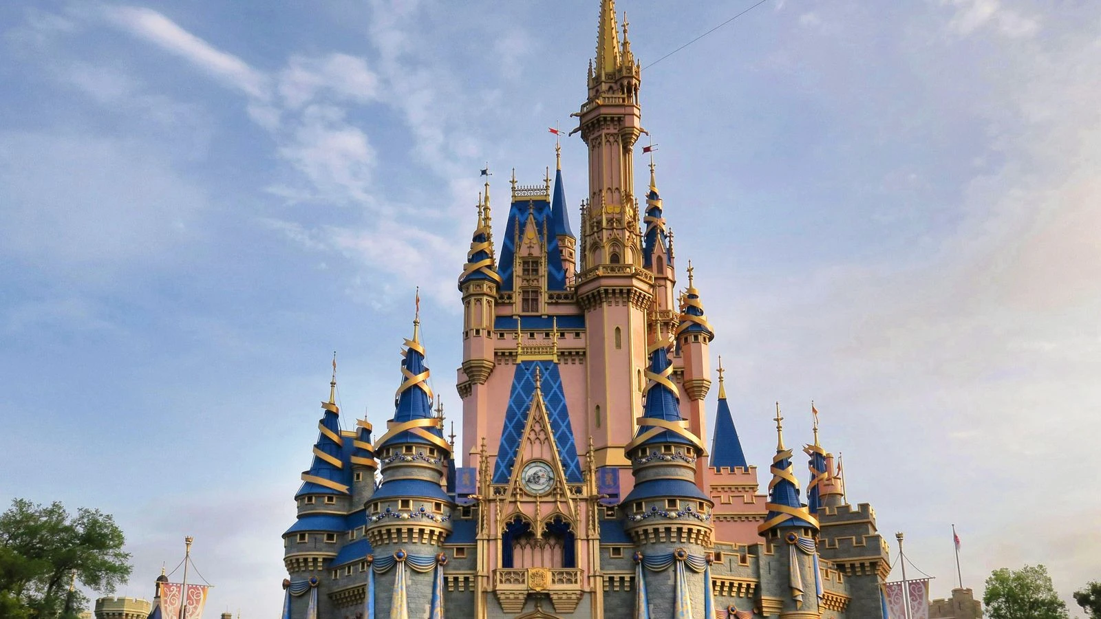 Holiday hotspot airport close to cancelling all landings due to US government shutdown