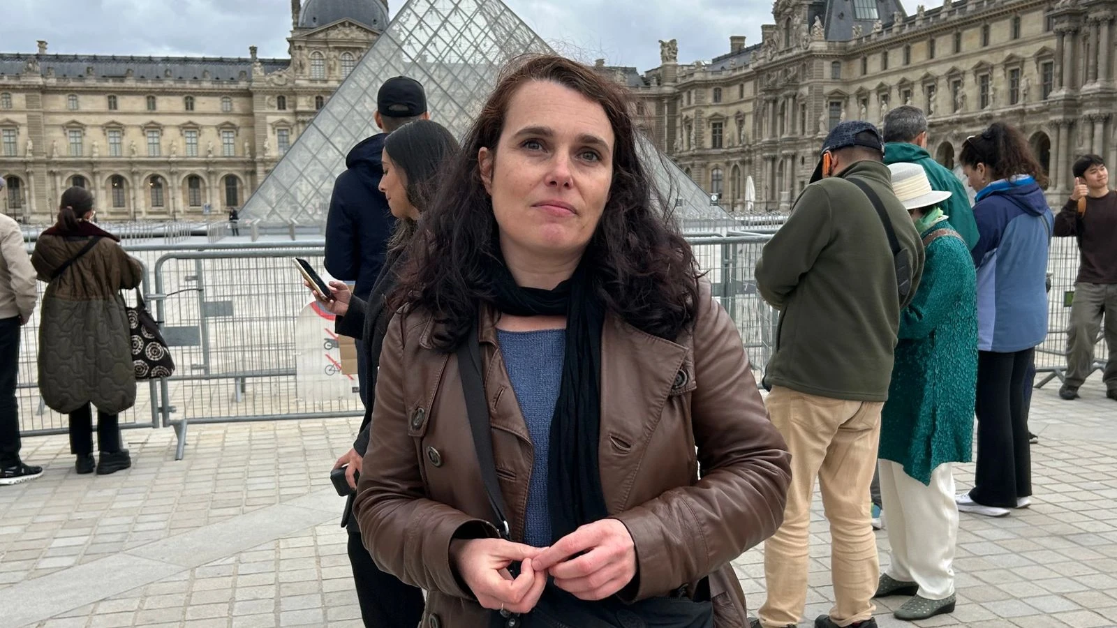 Louvre worker says staff 'repeatedly warned about security shortcomings' before jewellery heist