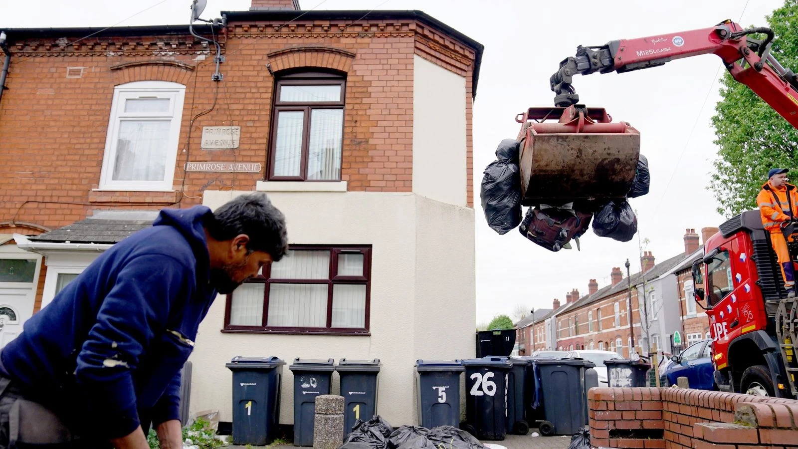 Birmingham bin workers urged to accept 'fair' offer - but council 'refusing to put public claims in writing'