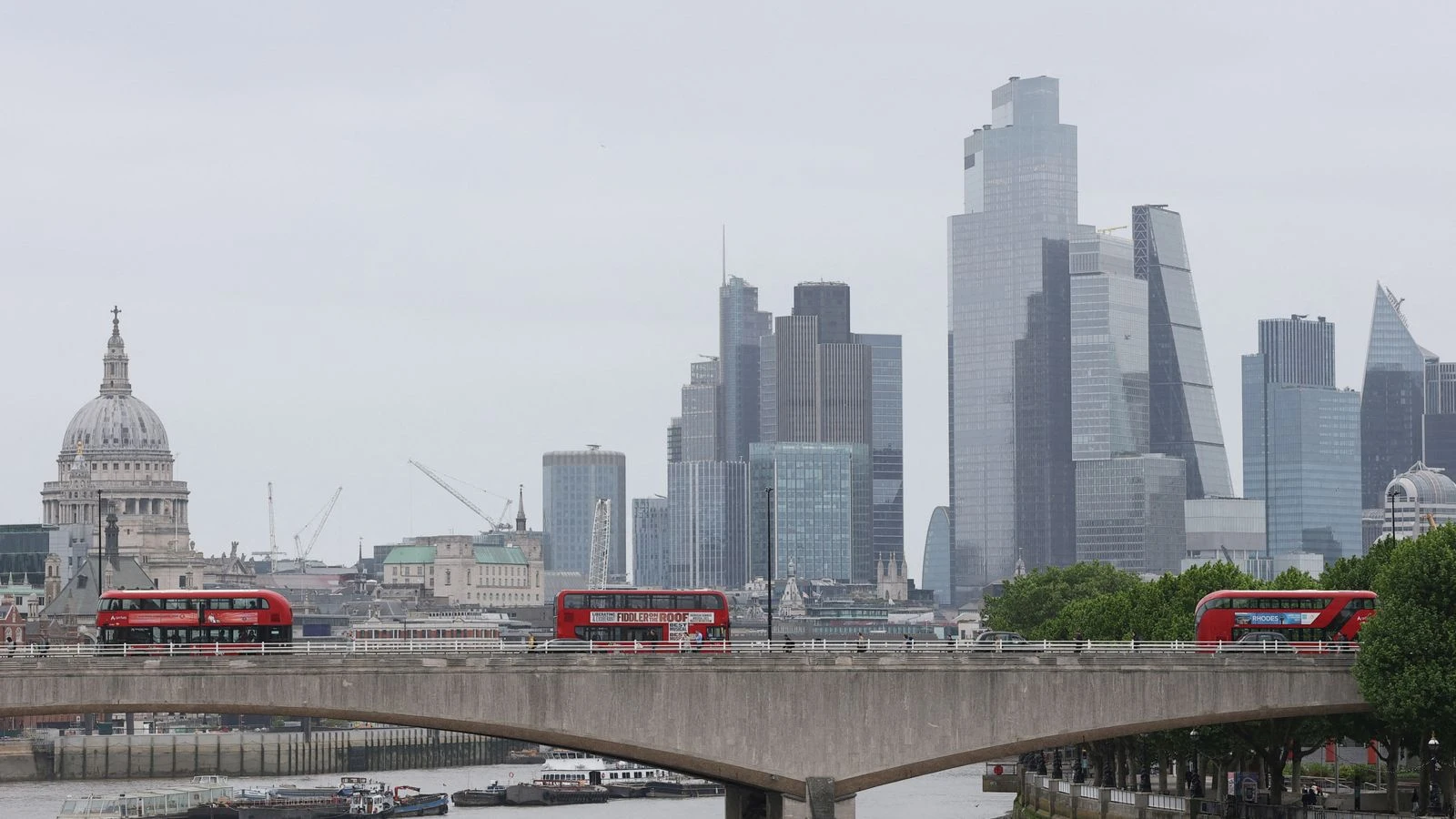 Wage rises slow as retail and hospitality jobs continue to fall
