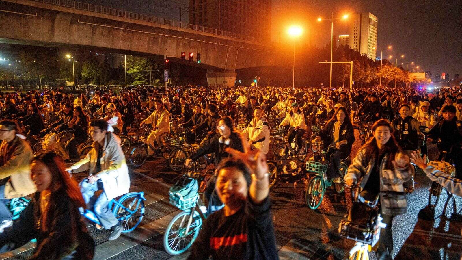 Thousands of students block China highway while cycling for dumplings