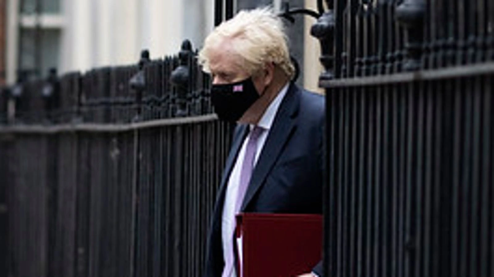 Johnson to face Starmer at PMQs amid England footballers race abuse row