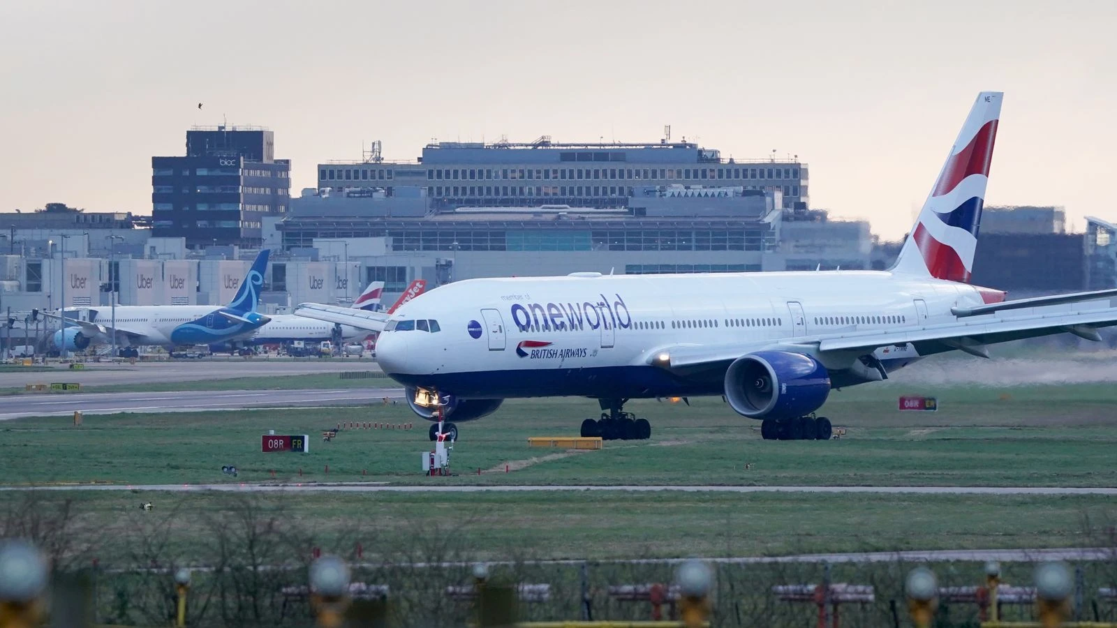 Flights grounded at Gatwick and Heathrow after air traffic control 'technical issue'