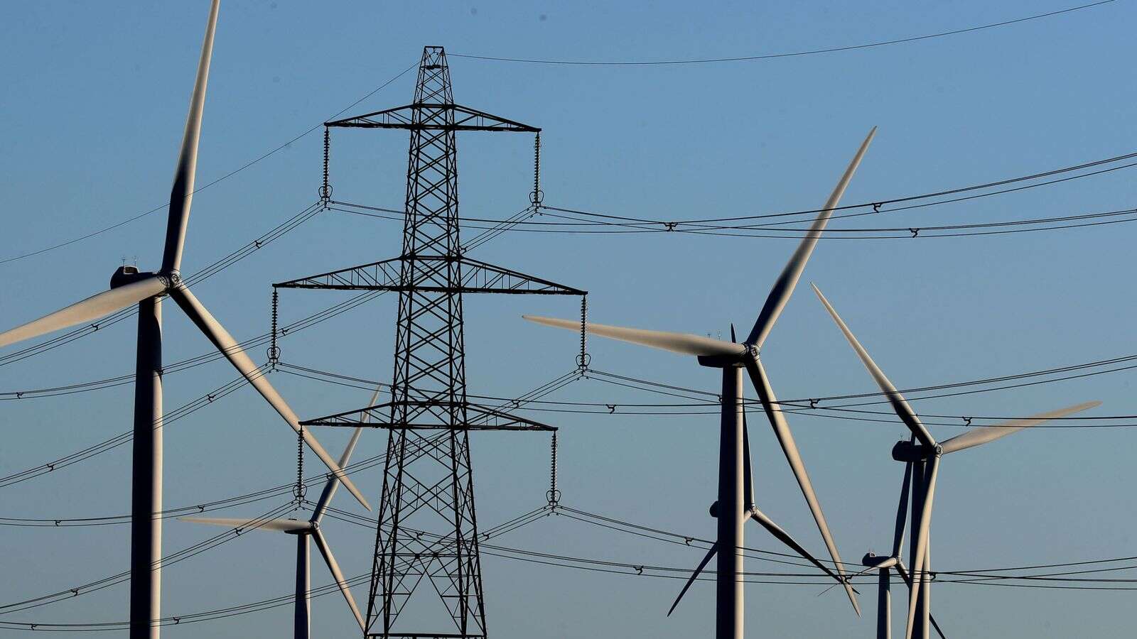 People living near new pylons could get £250 off their energy bills