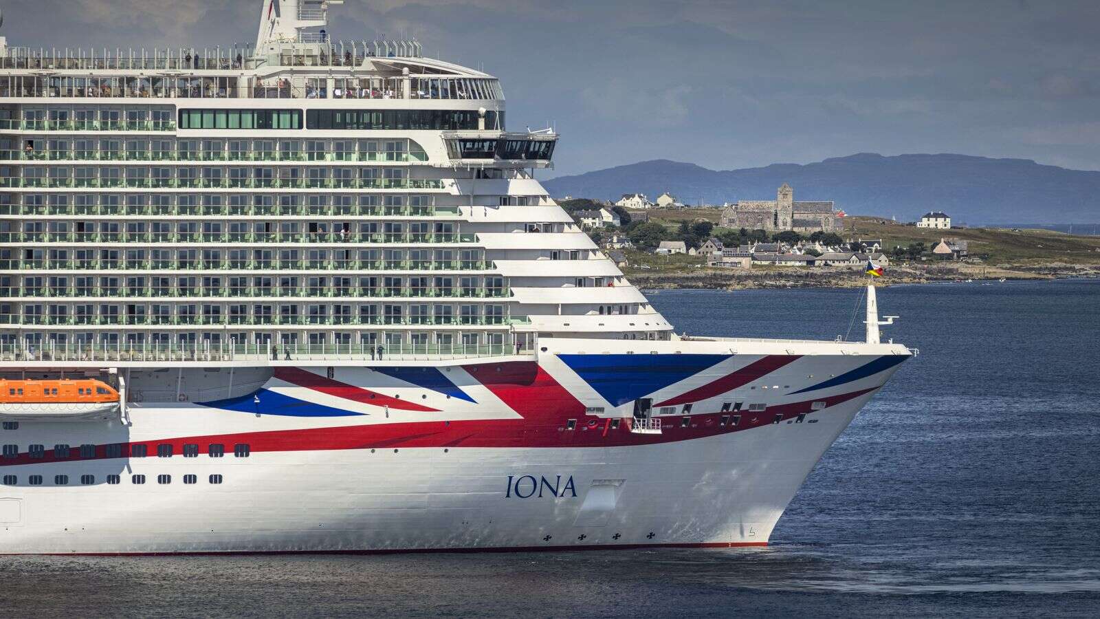 Passengers 'dropping like flies' after suspected norovirus outbreak on P&O cruise ship