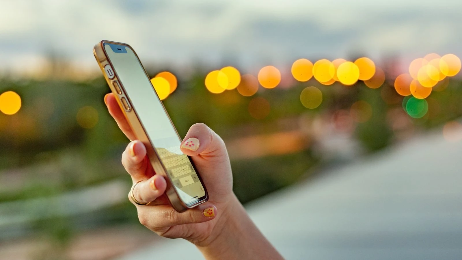 Police urge public to protect their phones from fraudsters - as victim shares experience