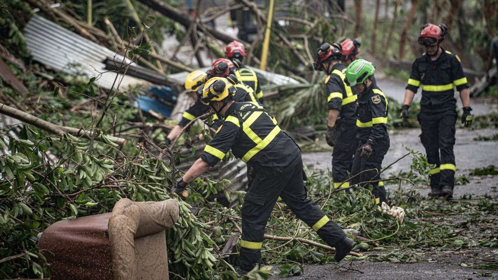 Rescuers search for cyclone survivors - as fears grow over food and water shortages