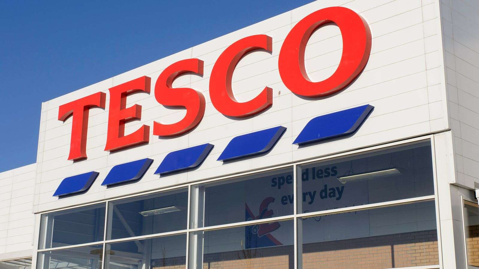 Tesco awards 5.2% pay rise but axes Sunday bonus as tax hike looms