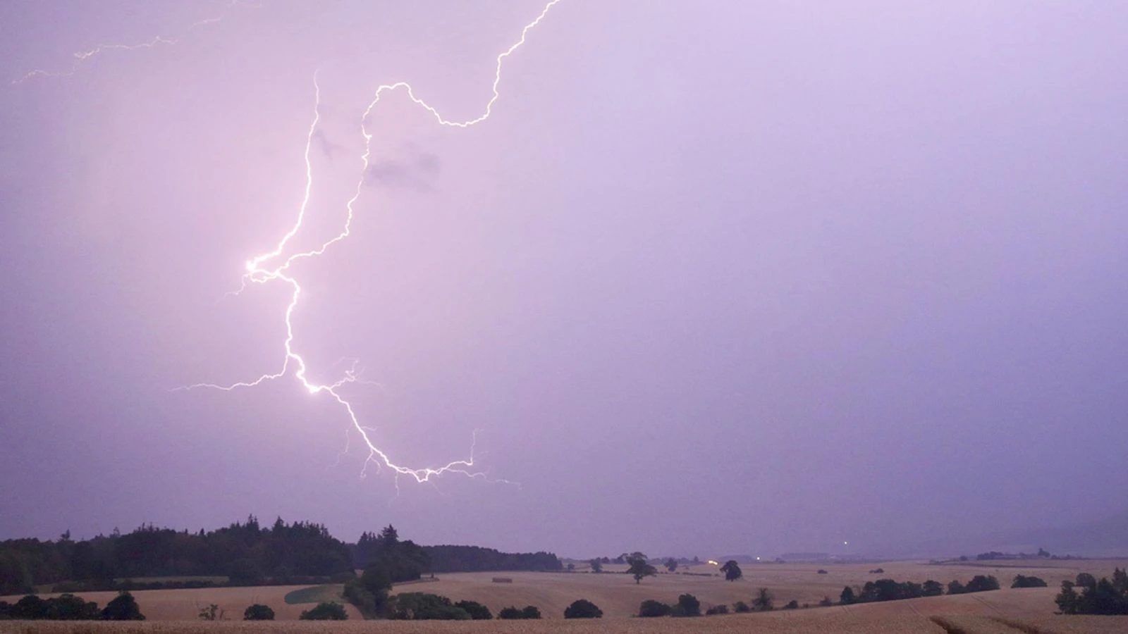 Thunderstorms and 'intense rainfall' possible this week - and temperatures could break heatwave thresholds