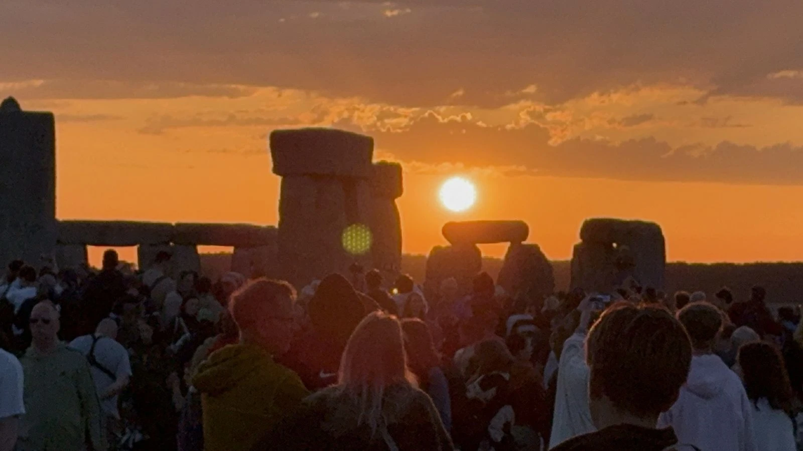 Thousands watch summer solstice sunrise at Stonehenge - on what could be hottest day of year so far