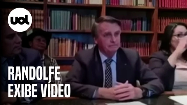 Randolfe Rodrigues exibe trecho de live em que Bolsonaro admite que mexeu em documento
